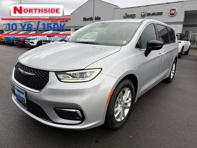 2026 Chrysler Pacifica Select in Silver Mist Clear-Coat Exterior Paint — front three-quarter view